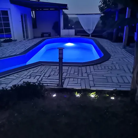 Garden- Pool Apartamento Petrovice Donje