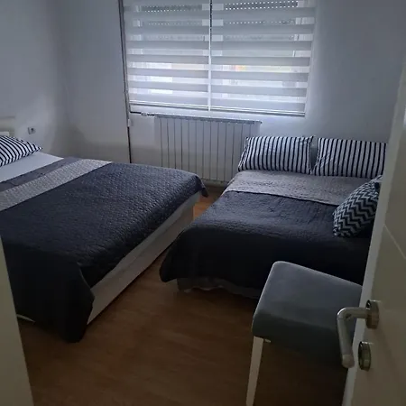 Garden- Pool Apartamento Petrovice Donje