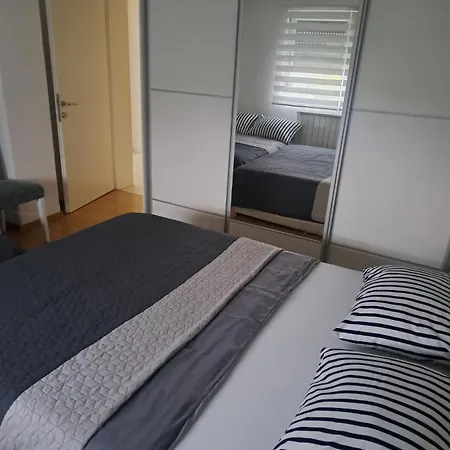 Garden- Pool Apartamento Petrovice Donje